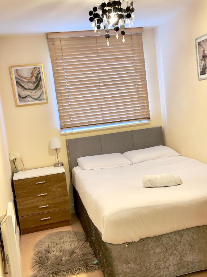 Radiant2 Bedroom Apartment In The Heart Of Harlow Town Eksteriør bilde
