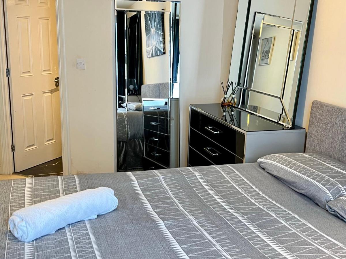 Radiant2 Bedroom Apartment In The Heart Of Harlow Town Eksteriør bilde